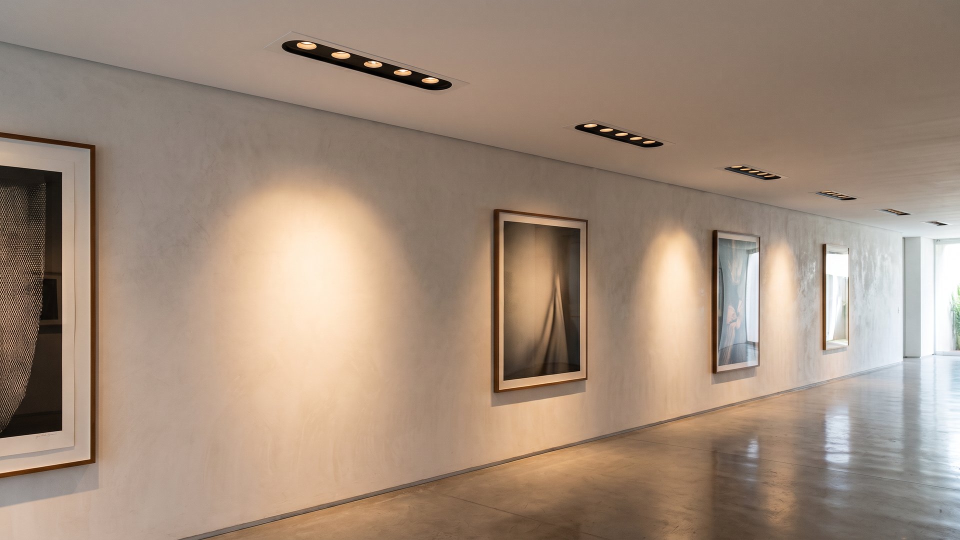 GRID MICRO iluminando obras em corredor de galeria